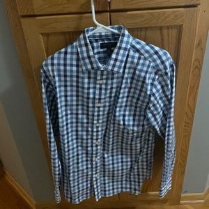 Men’s Banana Republic non-iron tailored slim fit, collared dress shirt.